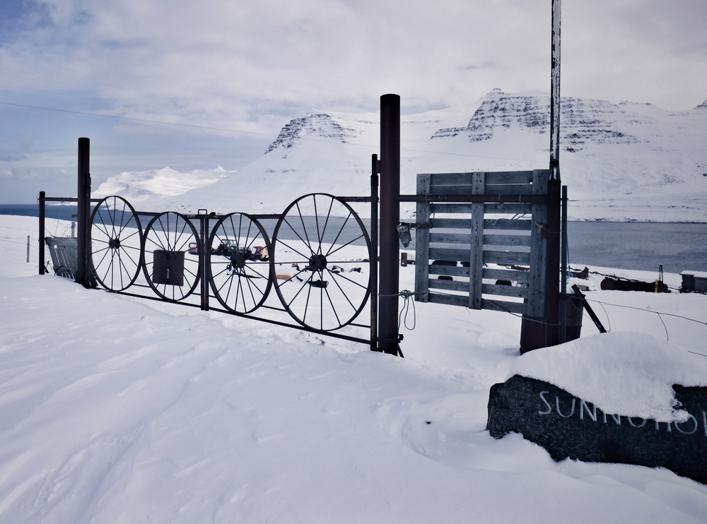 Islands Osten im Winter, Ostfjorde Island Reisetipps Winter, Sightseeing in Islands Osten, Unternehmungen Ostisland, Reisetipps Ostisland im Winter, Like A Riot, verschneites Seydisfjördur, Seydisfjördur im Winter, Island im Winter, Reisetipps Island im Winter, Island Blog, Auswandern nach Island