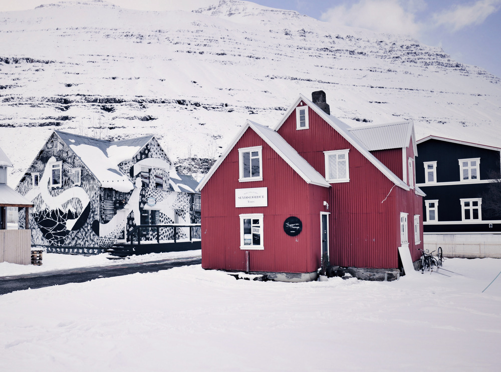 Islands Osten im Winter, Ostfjorde Island Reisetipps Winter, Sightseeing in Islands Osten, Unternehmungen Ostisland, Reisetipps Ostisland im Winter, Like A Riot, verschneites Seydisfjördur, Seydisfjördur im Winter, Island im Winter, Reisetipps Island im Winter, Island Blog, Auswandern nach Island