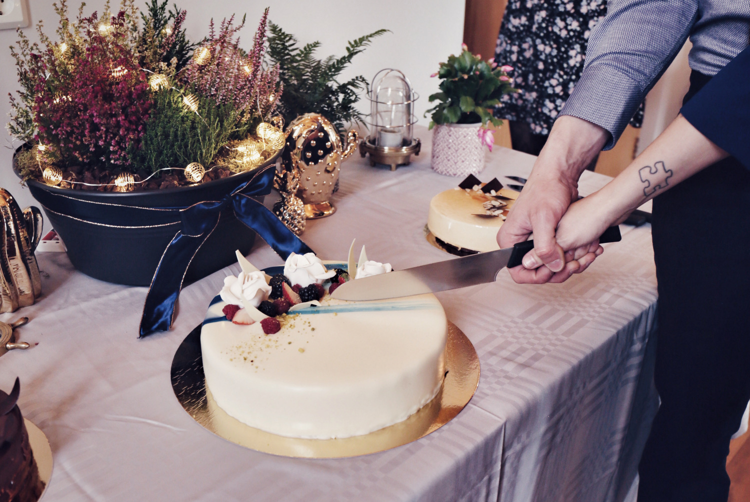 Grünpflanzen Hochzeitsdeko, ausgefallene Hochzeitsdeko, Tischdekoration Hochzeit mit Grünpflanzen, Zimmerpflanzen Hochzeitsdeko, Island Hochzeit, Iceland Wedding, Hochzeit Kuchenbuffet Deko Inspiration, Tischdeko Hochzeit Inspiration, Grünpflanzen Dekoration Inspiration, Pflanzenfreude, Dear Heima